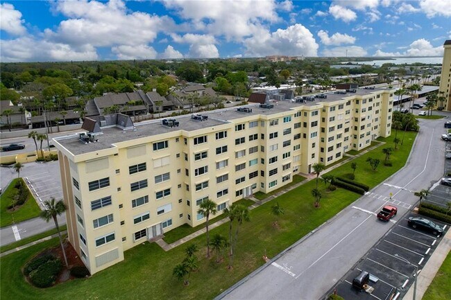 Building Photo - 4650 Cove Cir