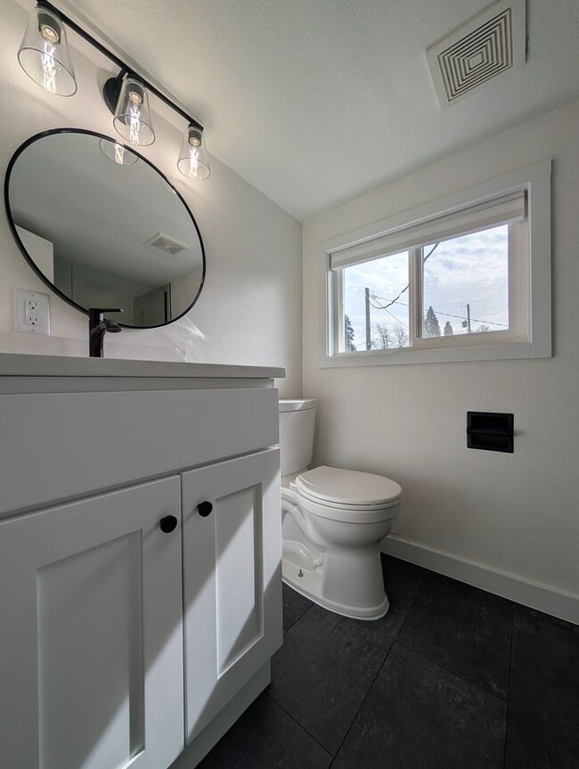 Building Photo - updated 4bed/2bath duplex near Oakway Rd