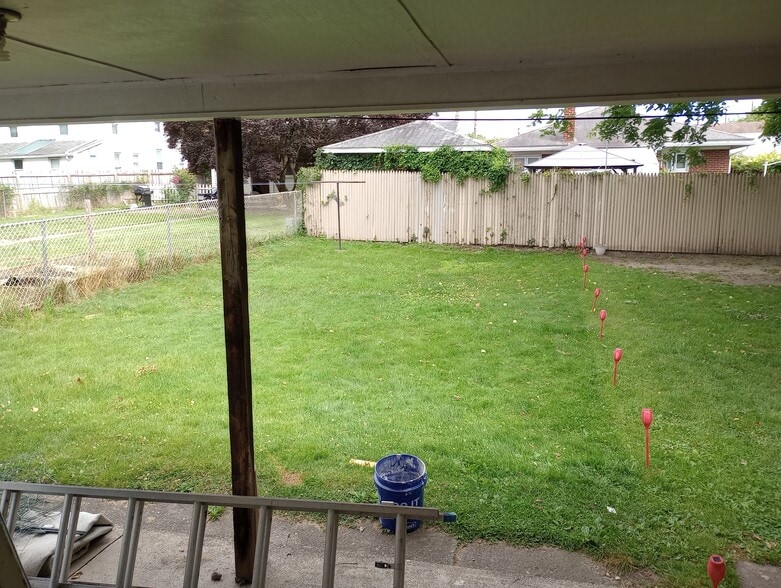 Building Photo - 206 E 8th St