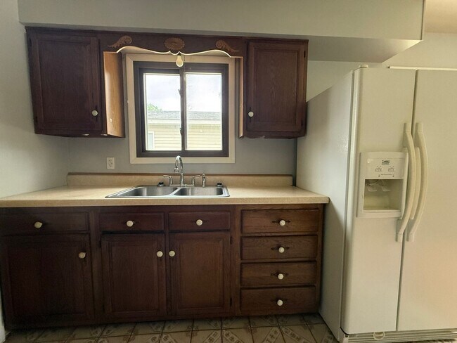 Building Photo - Spacious three bedroom one bath located on the southside.