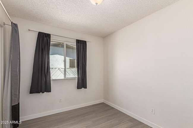 Building Photo - 2434 E Maryland Dr