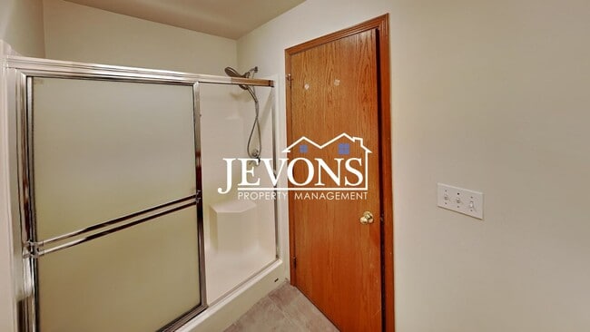 Building Photo - $500 Rent Credit - Two-bedroom home with a fully equipped kitchen, conveniently located near West...