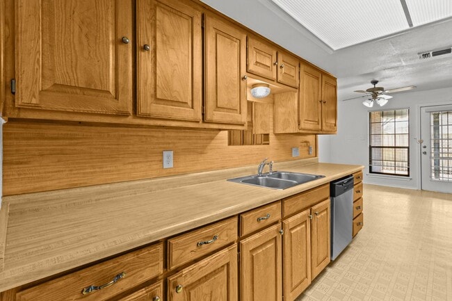 Building Photo - 6505 Towne Park Dr