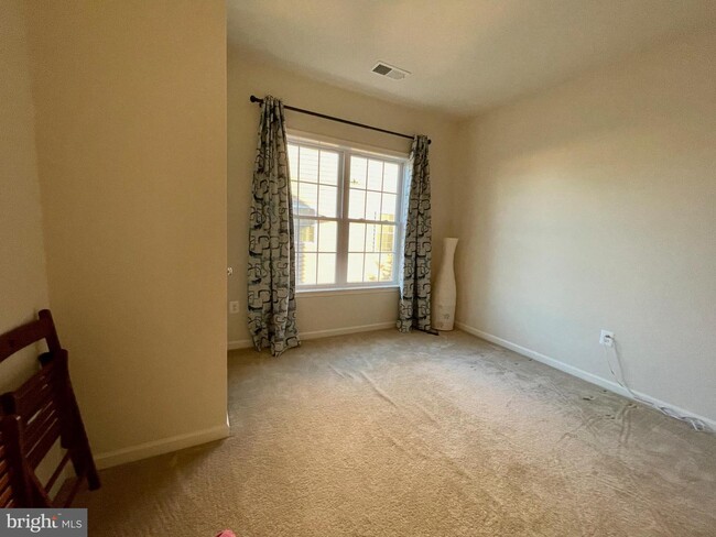 Building Photo - 42900 Southview Manor Dr