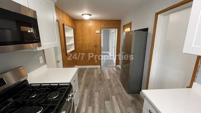 Building Photo - Updated Vintage 2 BD Home on a Spacious Lot - Milwaukie