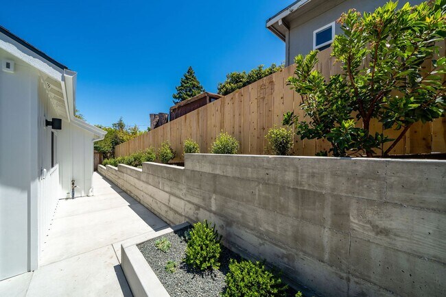 Building Photo - Ramona 319-321