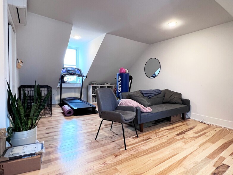 Building Photo - 725 N 5th St