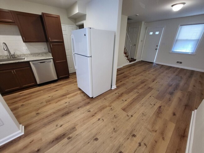 Building Photo - 3 Bed w/ Finished Basement