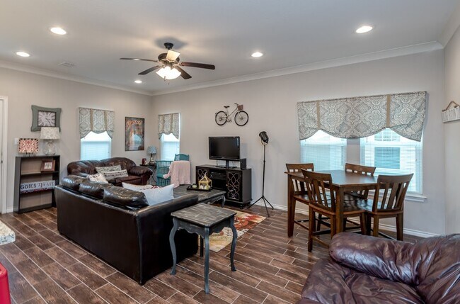 Building Photo - 1117 Oney Hervey Dr