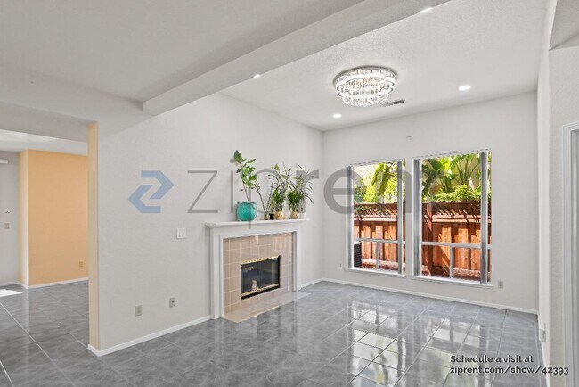 Building Photo - 914 Vista Pointe Dr