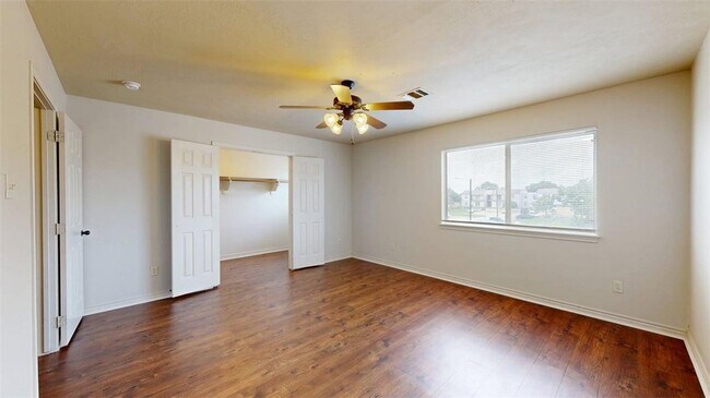 Building Photo - 1915 Pine Tree Dr