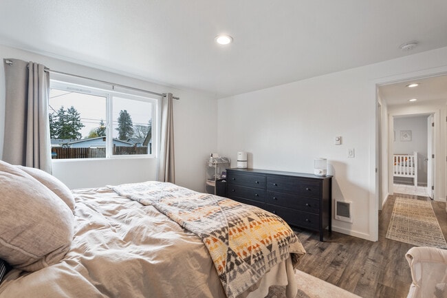 Building Photo - 4817 N Vassault Dr