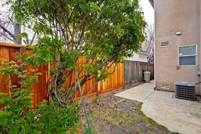 Building Photo - Awesome 3 Bedroom  Home Near Rivermark Plaza!