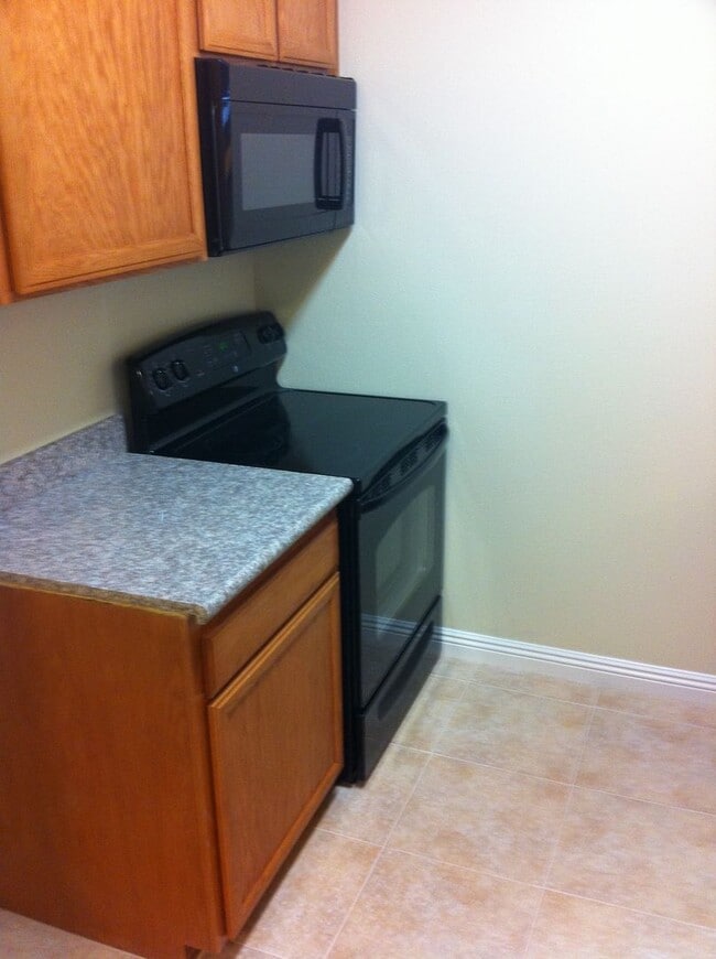 Building Photo - Very large 2 + 2 1/2 townhouse in Northridge