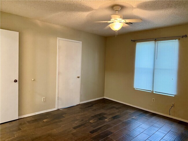 Building Photo - 930 N Century Dr
