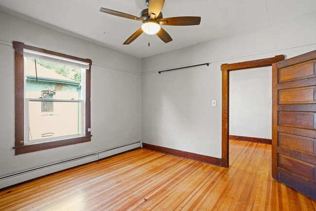 Building Photo - 975 University Ave