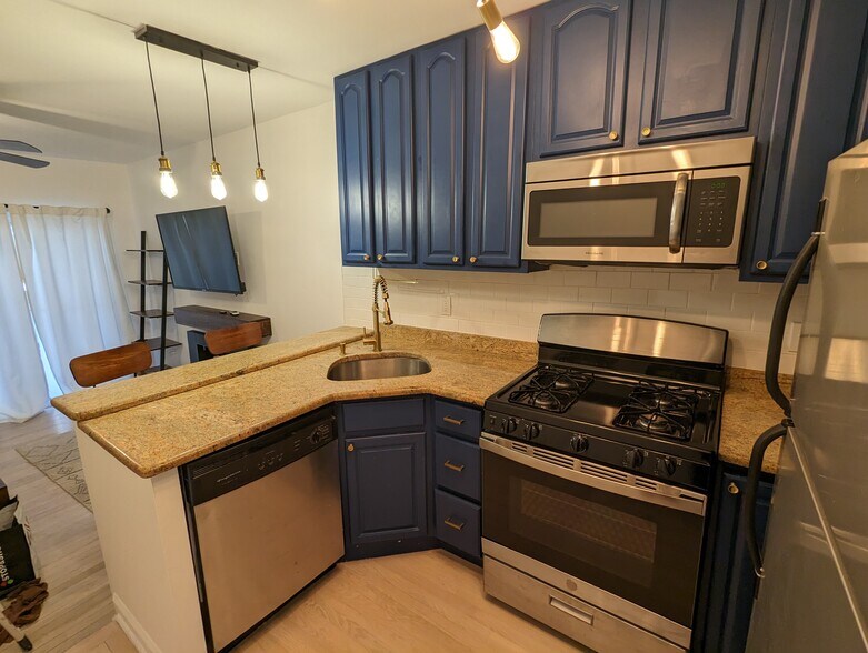 Building Photo - 162 Griffith St