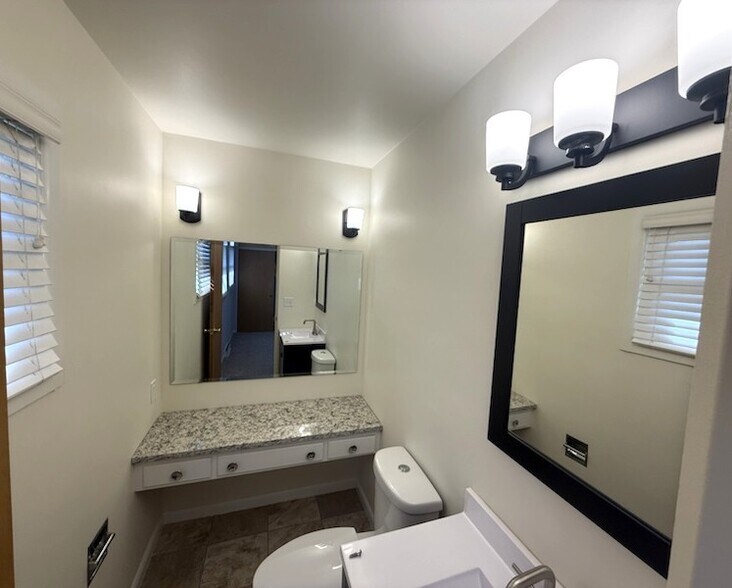 Building Photo - 1725 Elmwood Ln