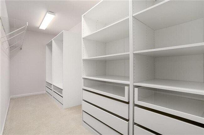 Building Photo - 667 Creswell Park