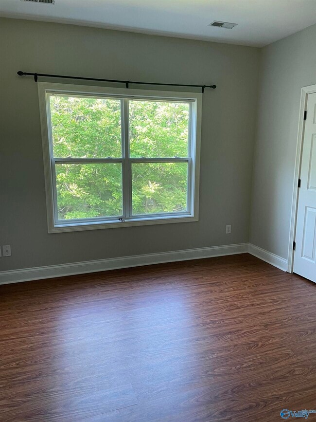 Building Photo - 212 Treetop Dr SE