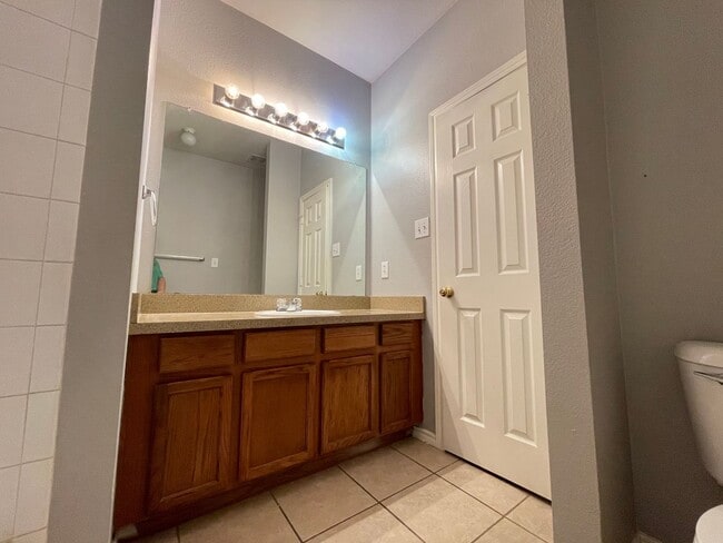 Building Photo - 3/2 Duplex with Garage