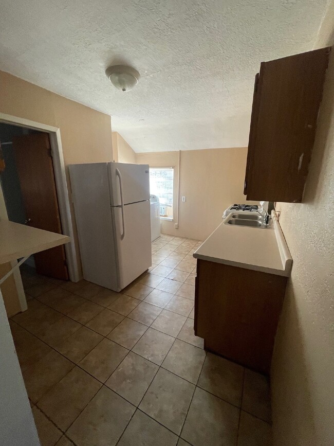 Building Photo - Upstairs 2 Bedroom, 1 Bathroom Apartment l...