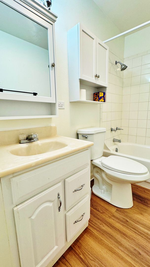 Building Photo - Fully Remodeled Sunny & Quiet Top Floor St...