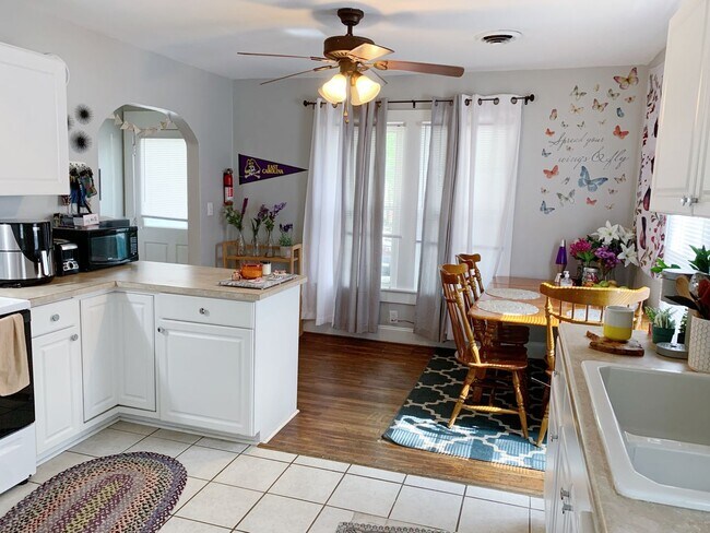 Building Photo - 3 Bedrooms 2 Full Bathrooms with fenced in...