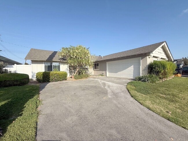 Building Photo - 4 Bed +2 Bath + 2 Car Garage - South HB