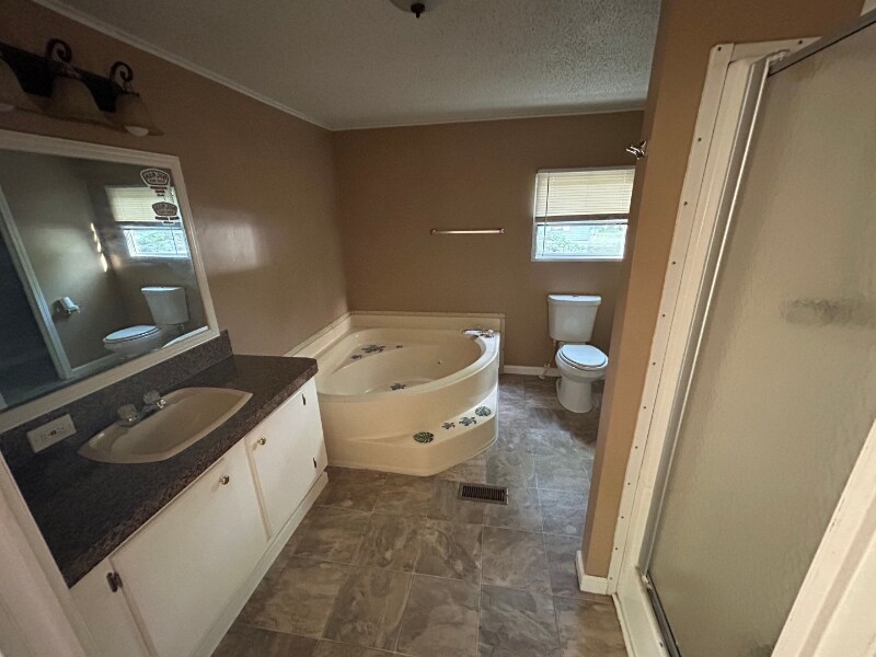 Building Photo - 1048 Clara Ln