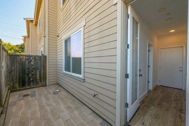 Building Photo - 12 Merrydale Ct