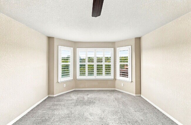 Building Photo - VIEWS VIEWS VIEWS! Ask about our rent incentives and Book your self guided tour today!