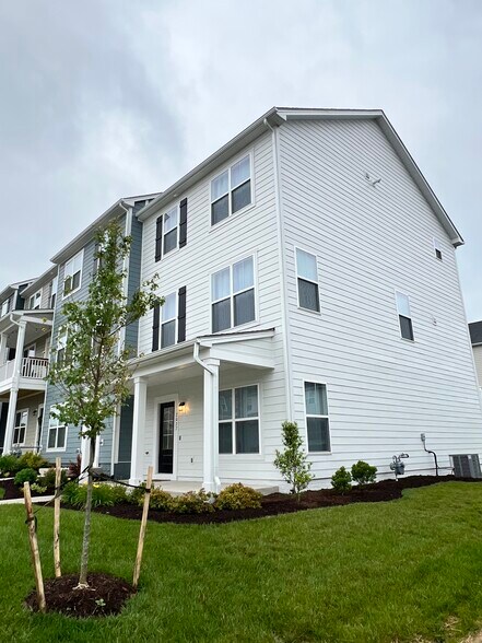 Building Photo - 2027 Coneflower Ln