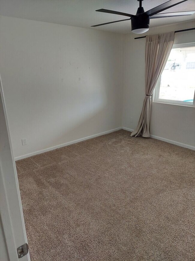 Building Photo - 2 bedroom, 1 bath with pool