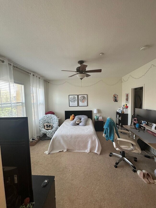 Building Photo - Stunning 3-Bedroom, 2.5-Bath Townhome in the Heart of Torrey Highlands – A Must-See!