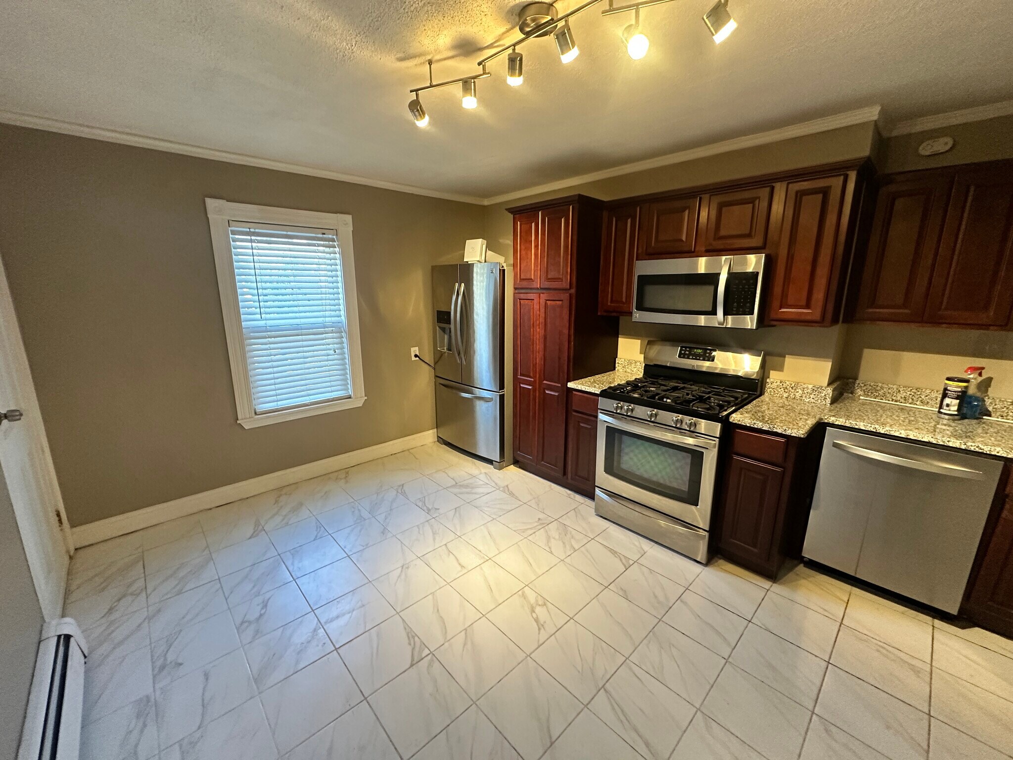 Building Photo - 20 Linden St