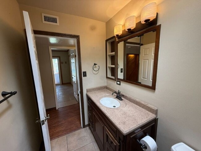 Building Photo - Updated Pool Home in Engler Estates