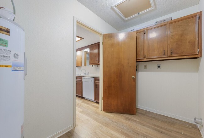 Building Photo - Spacious 2/1 Duplex in Central Taylor, Tx