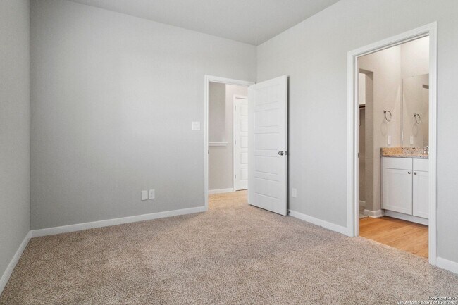 Building Photo - Brand New 3 Bd 3 Full Bath Townhouse Near ...