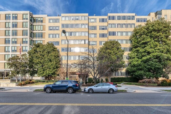Building Photo - Sun-Filled, Top Floor L Shaped Studio In M...