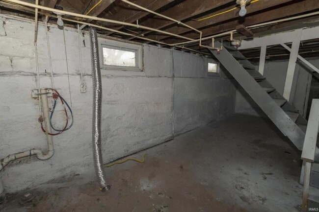 Building Photo - 914 W 6th St