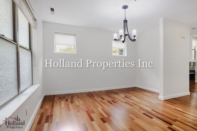 Building Photo - 6267 NE Carillion Dr