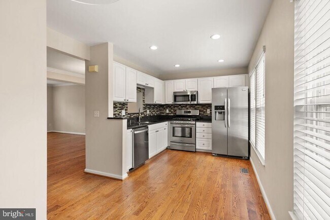 Building Photo - 917 Rolfe Pl