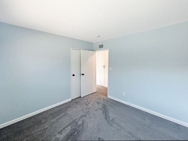 Building Photo - Stunning 3BD/1.5 BA W/ Attached Garage & P...