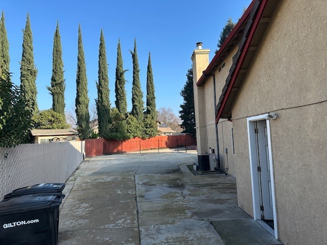 Building Photo - Modesto 5 Bedroom 3 Bathroom with a Pool