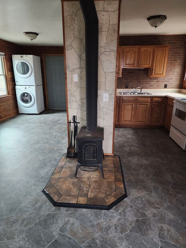 Building Photo - 512 Log Cabin