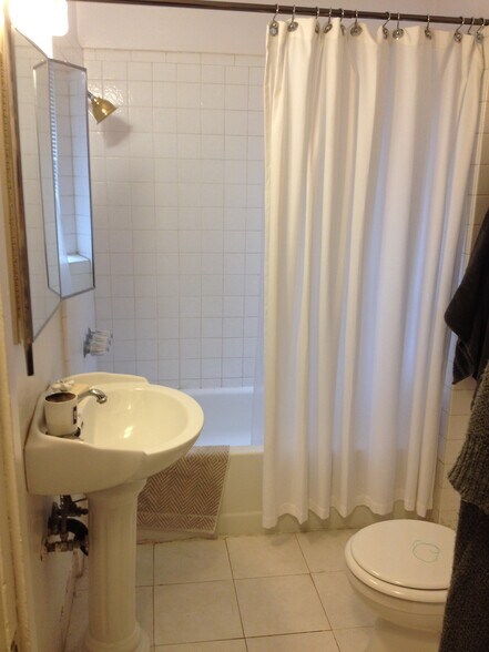 Full Bath - 1122 Mendocino Ave