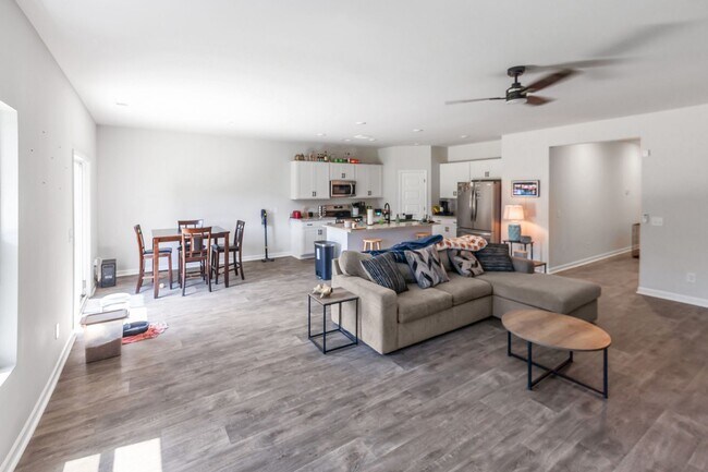 Building Photo - 168 Bottlebrush Dr