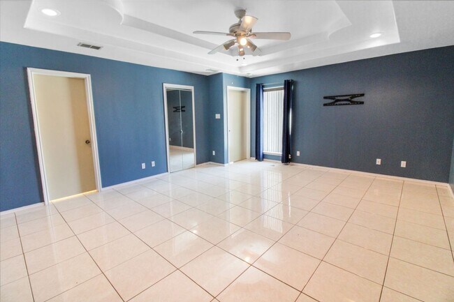Building Photo - 715 Lake View Dr