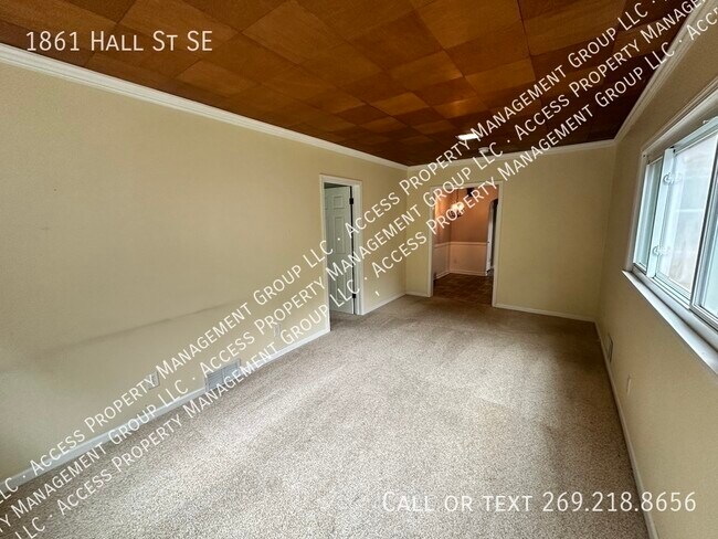 Building Photo - SE Side 3 Bedroom Home by East GR